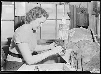 Lewis Hine: grinding glass stoppers Lewis Hine: grinding glass stoppers
