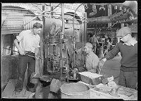 Lewis Hine: pressing and shaping bottles Lewis Hine: pressing and shaping bottles