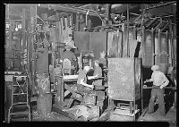 Lewis Hine: Whitall Tatum green glass shop Lewis Hine: Whitall Tatum green glass shop