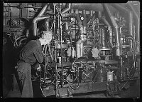 Lewis Hine: Lynch bottle machine Lewis Hine: Lynch bottle machine