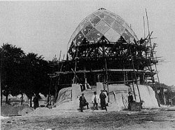 Bruno Taut's Glashaus-Pavilion under construction, ca 1912